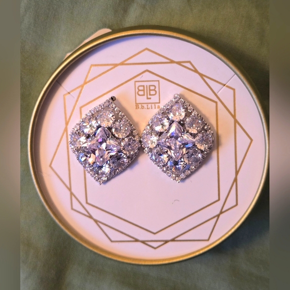 BB Lila NWT Crystal Stud Post Earrings - Picture 1 of 8